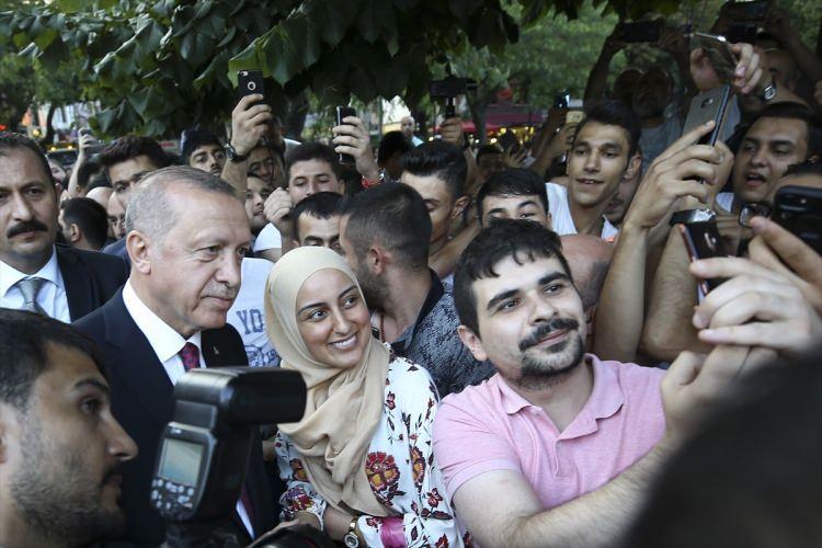<p> Burada bir süre kalan Erdoğan, çıkışta kendisine sevgi gösterisinde bulunan vatandaşlarla sohbet etti.</p>
