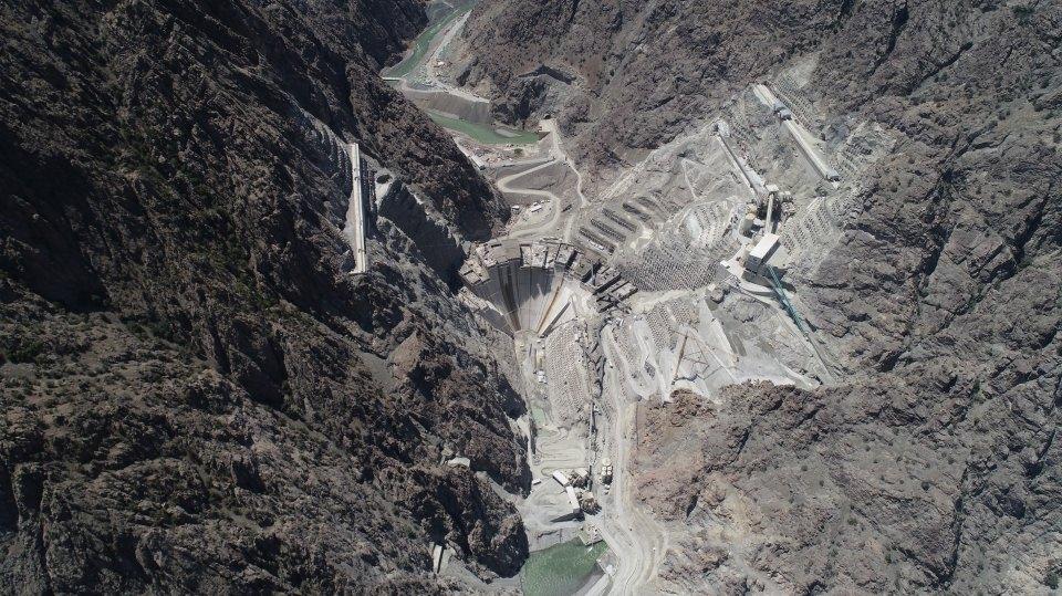 <p>Yüklenici firmanın LİMAK İnşaat Sanayi Ticaret AŞ olduğu barajda yürütülen çalışmalar kapsamında, şantiye içi ulaşım yolları 10 Şubat 2015'te tamamlandı.</p>

<p> </p>
