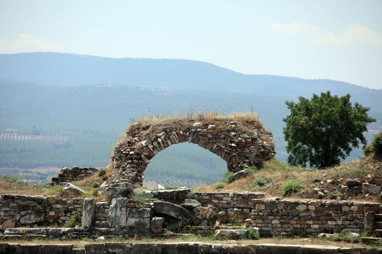 <p>Bu parçaların birleştirilmesi ve yapının ayağa kaldırılması hedeflenen projenin arkeoloji dünyasında ender çalışmalardan biri olduğuna işaret eden Smith, Diocletianus fermanının birçok Roma şehrinde yayınlandığını, ancak 1400 maddenin görüldüğü başka bir arkeolojik alan bulunmadığını ifade etti.</p>
