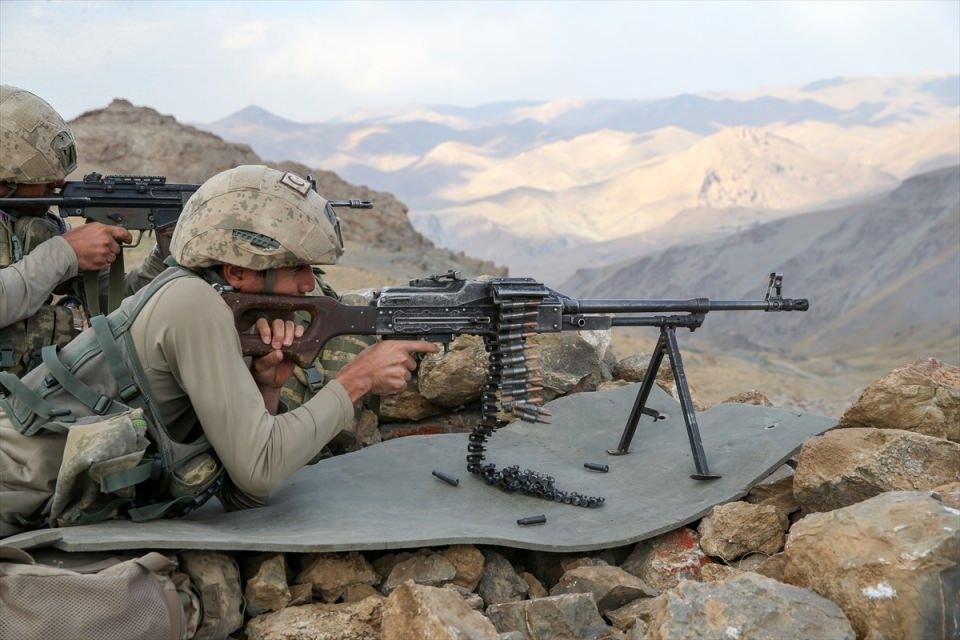<p><strong>Milletin desteği ve Allah'ın yardımıyla ülkede kalıcı huzuru sağlayacaklarını ifade eden Çetin, şunları kaydetti:</strong></p>
<p>"Ülkemizde vatandaşlarımızın, milletimizin güvenliğini kalıcı olarak tesis edeceğiz. Dağlar teröristlerden tamamen temizlenmiş durumda. Kalan unsurlar varsa en kısa zamanda temizleyeceğiz. </p>
