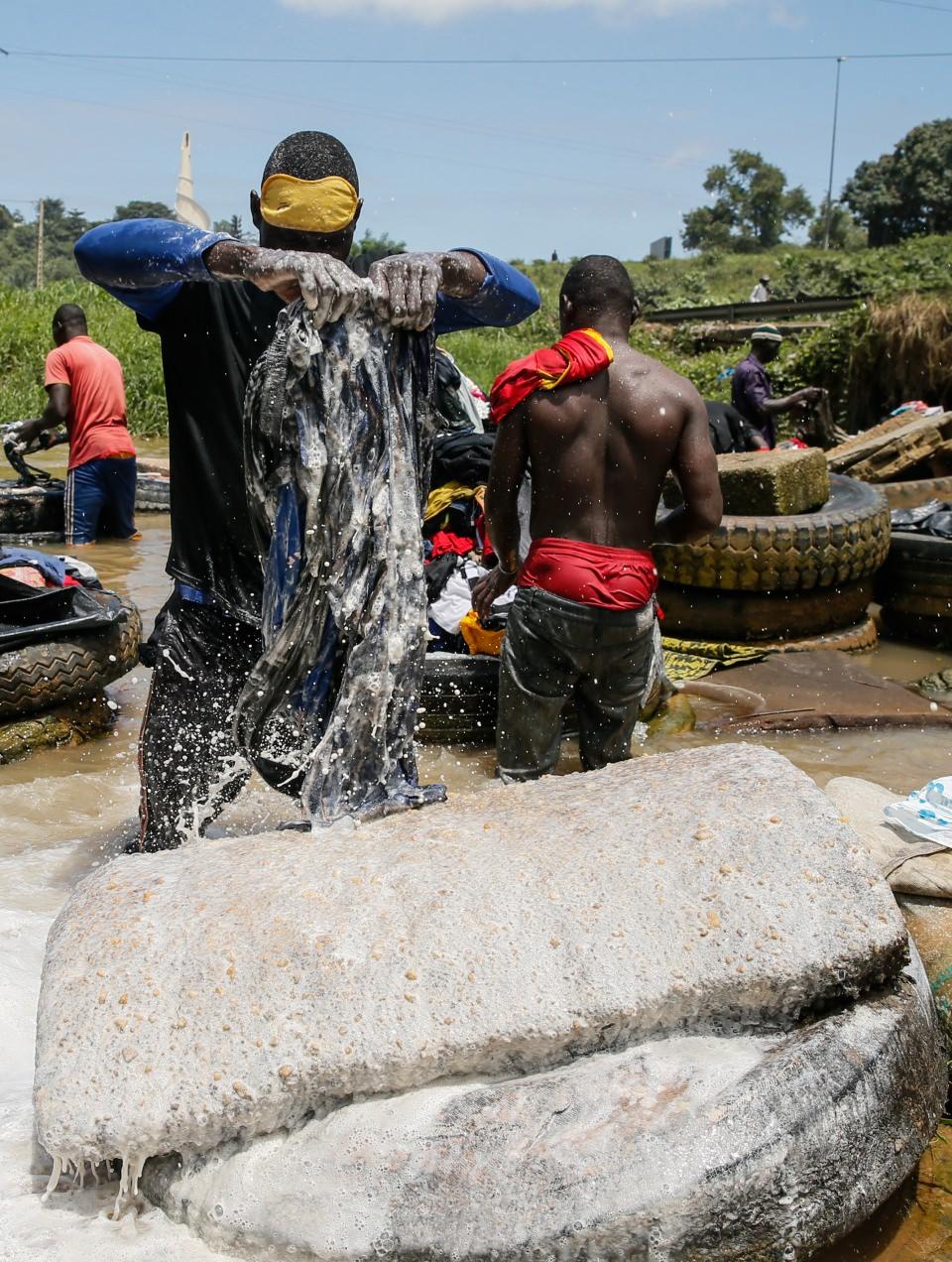 <p>Abidjan'a çamaşır yıkamak için geldiğini ifade eden 62 yaşındaki Malili İbrahim Sou, AA muhabirine yaptığı açıklamada, yaklaşık 50 yıldır çamaşır yıkama işi yaptığını kaydetti.</p>

<p> </p>
