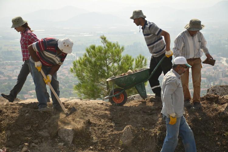 <p>Anıtsal büyük yapılara sahip Kibyra'nın demir işçiliği ve at yetiştiriciliğiyle de ileri bir kent olduğunu belirten Özüdoğru, uzun zamandır kazı çalışmalarını sürdürdüklerini bildirdi. </p>

<p> </p>
