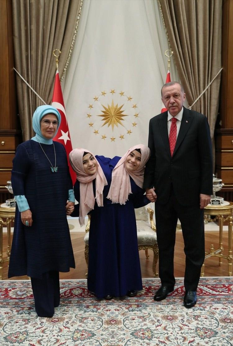 <p>Basına kapalı gerçekleşen görüşmede Cumhurbaşkanı Erdoğan ve Emine Erdoğan, siyam ikizleriyle bir süre sohbet etti.</p>

<p> </p>
