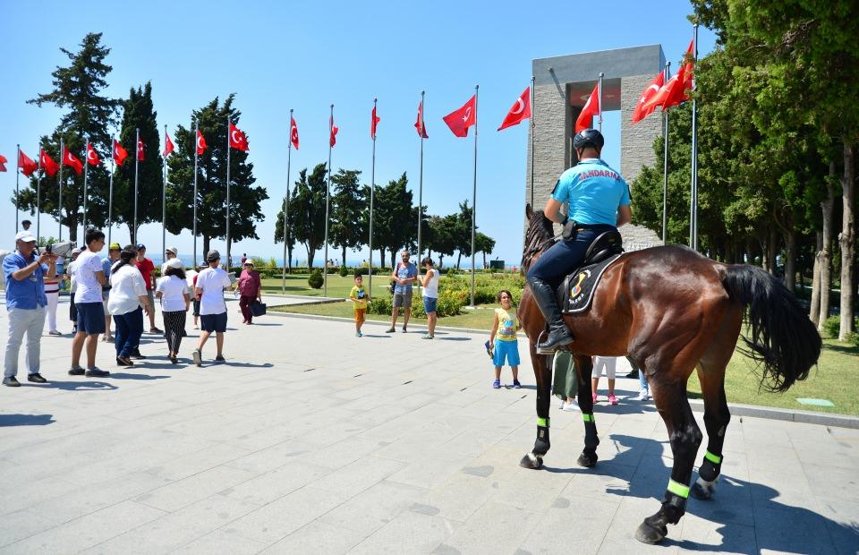 <p><strong> "Atlı jandarma birliğini çok sevdik"</strong><br />
<br />
Ailesiyle İzmir'den gelen Şehitler Abidesi'ni ziyaret eden Erkan Dokur, çocuklarına şehitlikleri göstermek istediğini dile getirdi.</p>