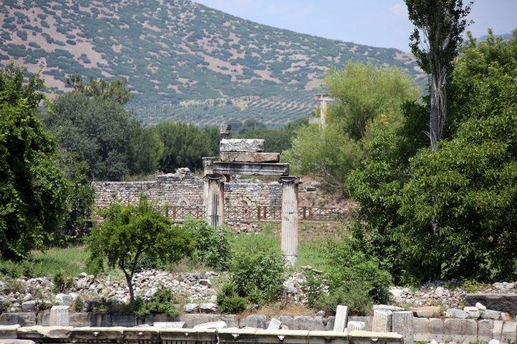 <p>Bu fermanın enteresan yanı bütün Roma İmparatorluğu boyunca kullanılan tüm hizmet, servis ve ürünlerin yaklaşık 1400 tanesinin fiyatlarının yer alması. Örneğin İskenderiye’den Roma’ya seyahat ücreti, deve kuşu ücreti ya da tavşanın karın bölgesinden alınan kürkün fiyatı bu fermanda yer alıyor. Bu çalışmayla Diocletianus fiyat fermanı dünyada ilk kez sergilenecek."</p>