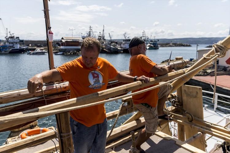 <p>"Abora-IV" ile yolculuk, asırlar önce Mısır'dan yola çıkan kamış gemilerin Karadeniz'i geçerek Tuna Nehri'ne kadar uzanan bir ticaret hattını kullandıklarını ve dönemin teknik gelişmişlik seviyesinin bunun için yeterli olduğunu kanıtlamayı amaçlıyor.</p>
<p> </p>