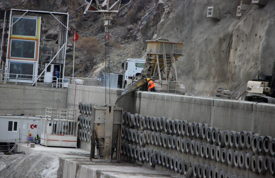 <p>Yusufeli Barajı ve HES, ürettiği enerjiyle milli bütçeye yıllık 1 milyar 250 milyon lira milli bütçeye katkıda bulunacak.</p>

<p> </p>
