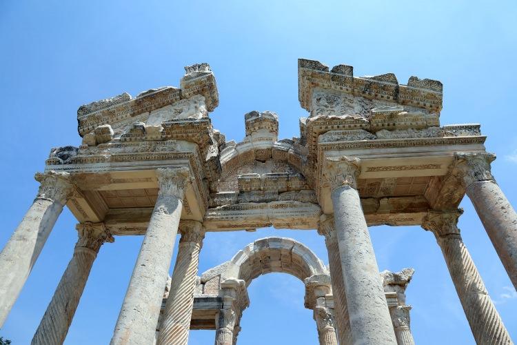 <p>Roma döneminin en önemli heykeltıraşlık merkezleri arasında gösterilen UNESCO Dünya Miras Listesi'ndeki Afrodisyas Antik Kenti'ndeki kazı çalışmalarında bulunan İmparator Diocletianus'un "Tavan fiyat fermanı", restorasyon çalışmasının ardından ziyarete açılacak.</p>
