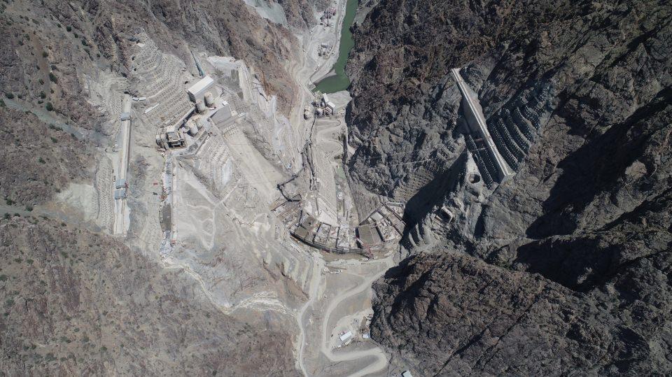<p>AA muhabirinin DSİ 26. Bölge Müdürlüğünden aldığı bilgiye göre, yapımı tamamlandığında kemer baraj sınıfında 275 metreyle Türkiye'nin birinci, dünyanın üçüncü en yüksek barajı olacak Yusufeli Barajı ve HES'in inşasına 21 Aralık 2012'de başlandı.</p>

<p> </p>

