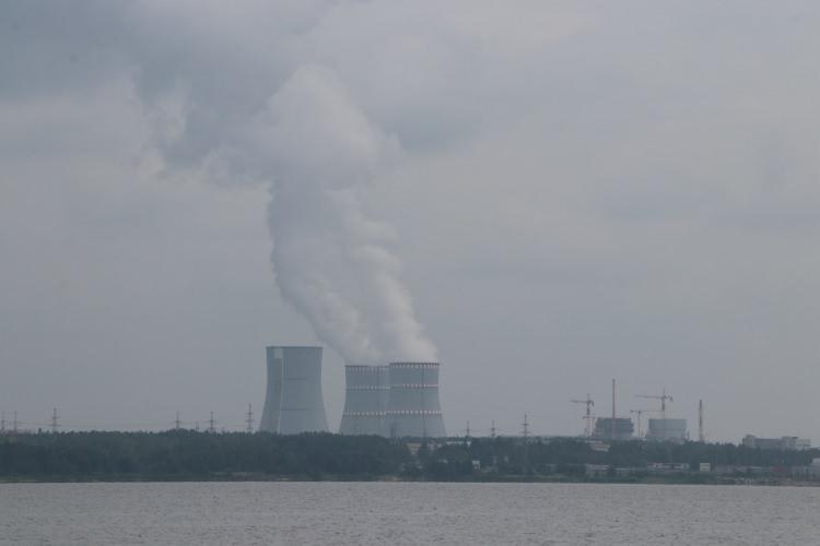<p>Türkiye'nin ilk nükleer enerji santrali projesi Akkuyu Nükleer Güç Santrali'yle (NGS) benzer teknolojiye sahip Rusya'nın işletme halindeki en büyük santrallerinden Leningrad NGS, bulunduğu bölgeye kesintisiz enerji sağlıyor.</p>
