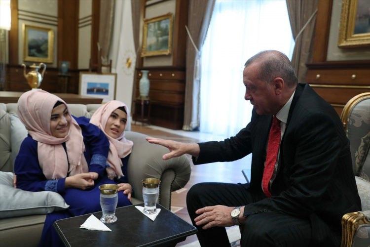 <p>Erdoğan, eşi Emine Erdoğan ile Sema ve Ayşe Tanrıkulu ile ailesini Cumhurbaşkanlığı Külliyesi'nde kabul etti.</p>

<p> </p>
