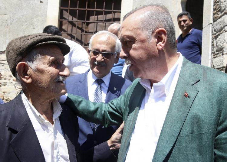 <p>Ziyarette AK Parti Muğla milletvekilleri Yelda Erol Gökcan, Mehmet Yavuz Demir, İl Başkanı Kadem Mete, Yatağan Belediye Başkanı Mustafa Toksöz de hazır bulundu.</p>
<p> </p>