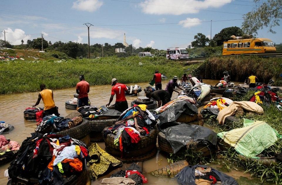 <p>Abidjan'ı diğer şehirlere bağlayan Autoroute d N çevre yolunun kenarında trafik gürültüsüne aldırmadan çamaşırlarını yıkayan Fanicoların sayısı kimi zaman yüze kadar çıkıyor.</p>

<p> </p>
