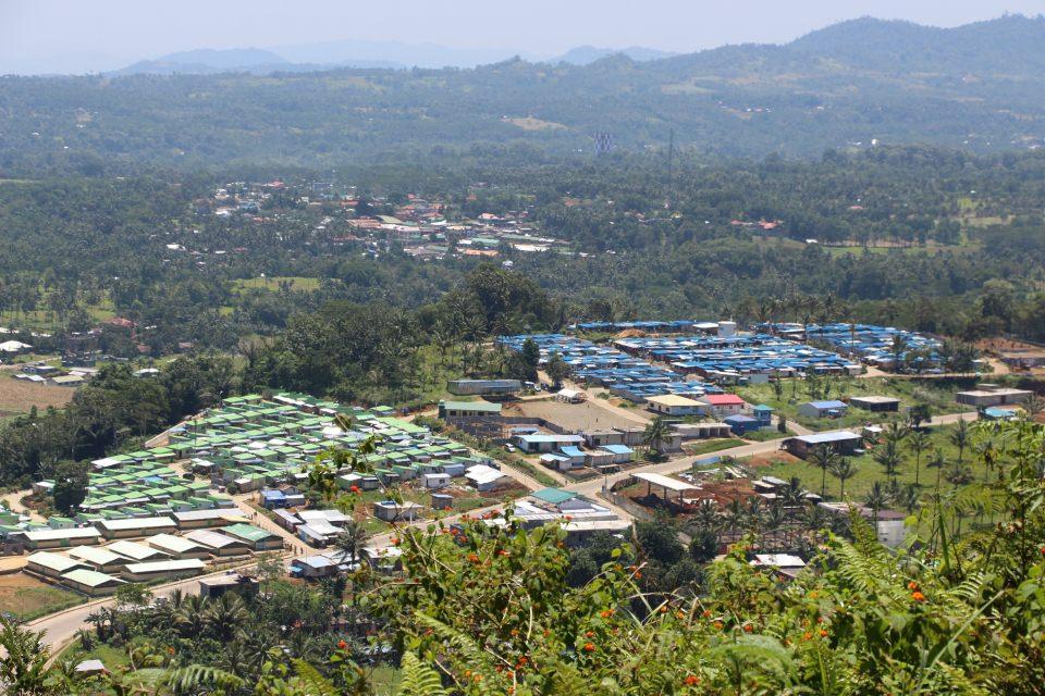 <p>Bunlardan bazılarının Mindanao, Cebu, Batı Visayas, Bohol, Negros, Siquijor, Camiguin adalarına göç ettiğini, gidemeyenlerin iseLanao del Sur ve Lanao del Norte bölgelerindeki 75 kampa yerleştirildiğini anlatan Günenç, 200 bin kişinin, yerleştiği kampların yetersizliği nedeniyle büyük mağduriyet yaşadığını aktardı.</p>

<p> </p>
