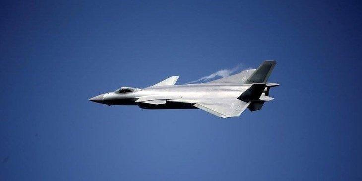 <p>J-20'nin motorunun Rusya'dan yardım alınarak geliştirildiği düşünülürken, hakkında fazla bilgi bulunmayan bir diğer savaş uçağı daha mevcut. Bu da, uçak gemilerinde kalkış ve iniş gerçekleştirebilen J-31.</p>
