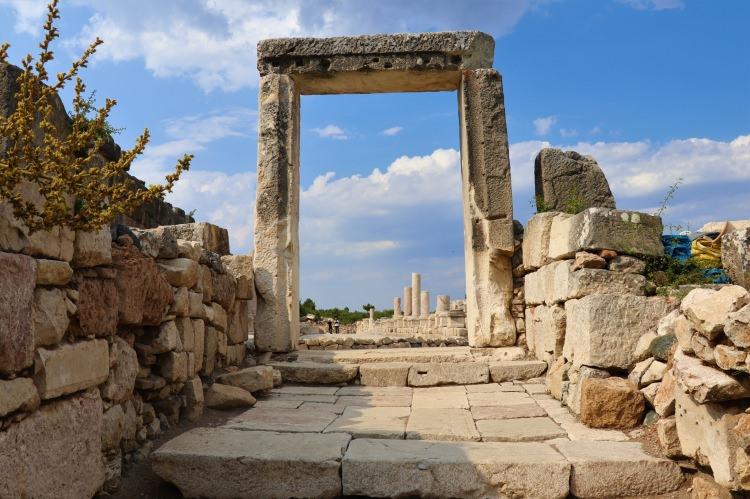 <p>Kazı çalışmaları kadar çıkarılan eserlerin korunması ve restorasyonunun da önemli olduğunu vurgulayan Demirer, "Eserleri yerinde korumayı tercih ediyoruz. Kibyra'da bu şekilde yapıyoruz, koruma problemi olan alanları kesinlikle açmıyoruz. Açtığımız alanları da hemen kendi içinde koruyoruz." ifadelerini kullandı.</p>
