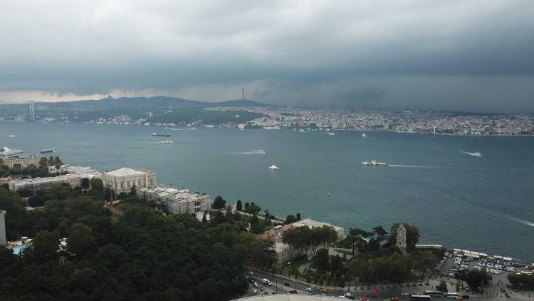 <p>İstanbul Boğazı'nın üstünü karabulutlar sardı. Aralıklarla yağmur etkili oluyor. Boğaz'ın üstündeki bulutlar drone ile görüntülendi.</p>

<p> </p>
