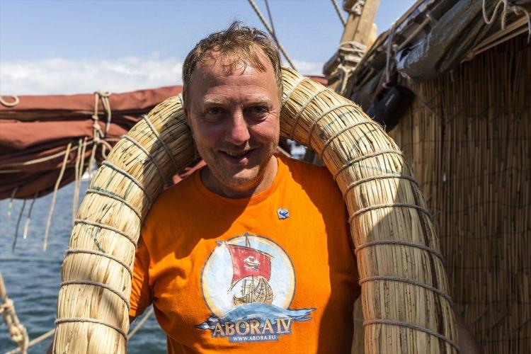 <p>"Abora IV" gemisinin sadece denizcilik alanındaki tekniklerin bir toplamı olmadığını vurgulayan Görlitz, 'Modern topluma şunu söylememiz gerekiyor. Günümüzde kullandığımız tekniklerin kaynağı antik dönemde keşfedilmiş ve tüm alanlarda kullanılmış. Modern toplumun tüm teknik zenginliği antik dönemin mirası. Biz yolculuğumuzda o dönemki resimlerden esinlenerek tasarladığımız gemiyle bunu kanıtlamaya çalışıyoruz. İnsanlar bu gemilerle Karadeniz, Marmara Denizi, Ege Denizi ve Akdeniz hattı boyunca ticaret yapmışlar ve açık denizlerde seyahat etmişler. Bunu 4 bin yıldan fazla bir zaman önce yapmış olmaları gerçekten büyüleyici. Ben bu gemiyle insanları hem tarihe yolculuğa hem de öz eleştiriye davet ediyorum." dedi.</p>

<p> </p>
