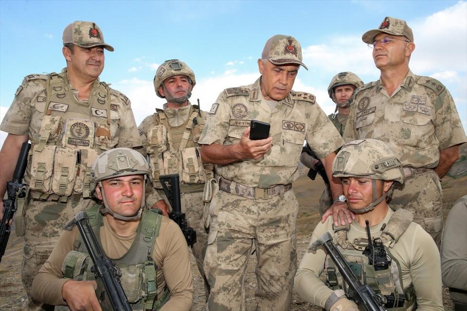 <p>Ülkemizin gelişmesi, zenginleşmesi için var gücümüzle çalışacağız. Yüce milletimizin desteği ve hayırlı dualarıyla, 82 milyonun bize verdiği güven ve itimatla gücümüze güç katarak, mücadelemize ebediyen devam edeceğiz."</p>