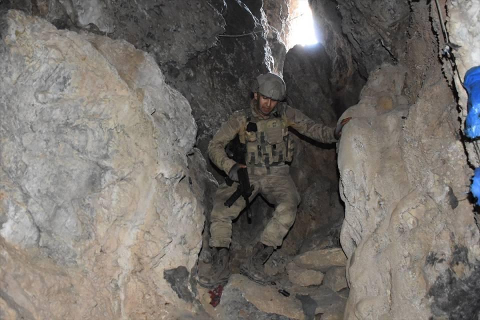 <p>Hakkari'nin Kavaklı bölgesinde PKK'lı teröristlere yönelik sürdürülen "Kıran" operasyonunda tespit edilen mağarada 5 ton yaşam malzemesi, patlayıcı ve mühimmat bulundu.</p>
