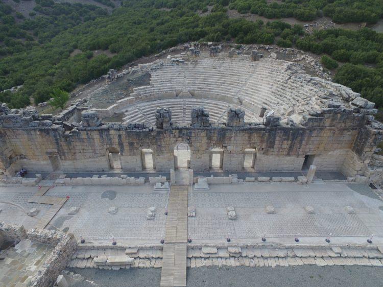 <p>Kazı çalışmaları hakkında AA muhabirine bilgi veren Özüdoğru, Kibyra'nın Roma İmparatorluğu döneminde ekonomik olarak güçlü bir kent olduğunu söyledi.</p>
<p> </p>