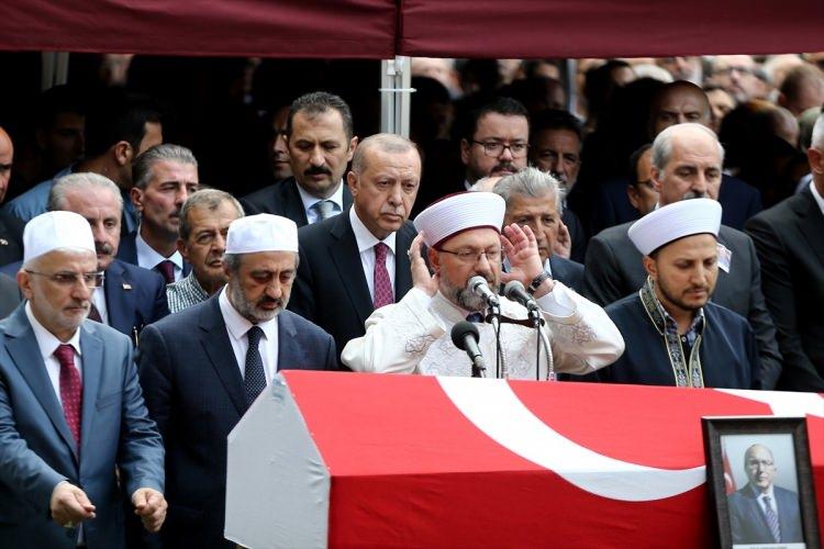 <p>Cenaze törenine Türkiye Cumhurbaşkanı Recep Tayyip Erdoğan TBMM Başkanı Mustafa Şentop , eski TBMM Başkanı Köksal Toptan ve AK Parti Genel Başkanvekili Numan Kurtulmuş da katıldı.</p>