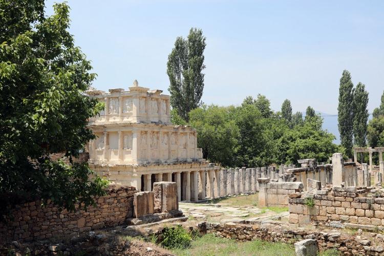 <p>Döneminin en iyi heykeltıraşlık merkezleri arasında gösterilen Afrodisyas, özellikle stadyum, Sebasteion tapınağı, hamam, antik tiyatro, dev şehir havuzu ve Tetrapylon kapısı gibi Roma döneminin ihtişamını yansıtan yapılarıyla dikkati çekiyor.</p>