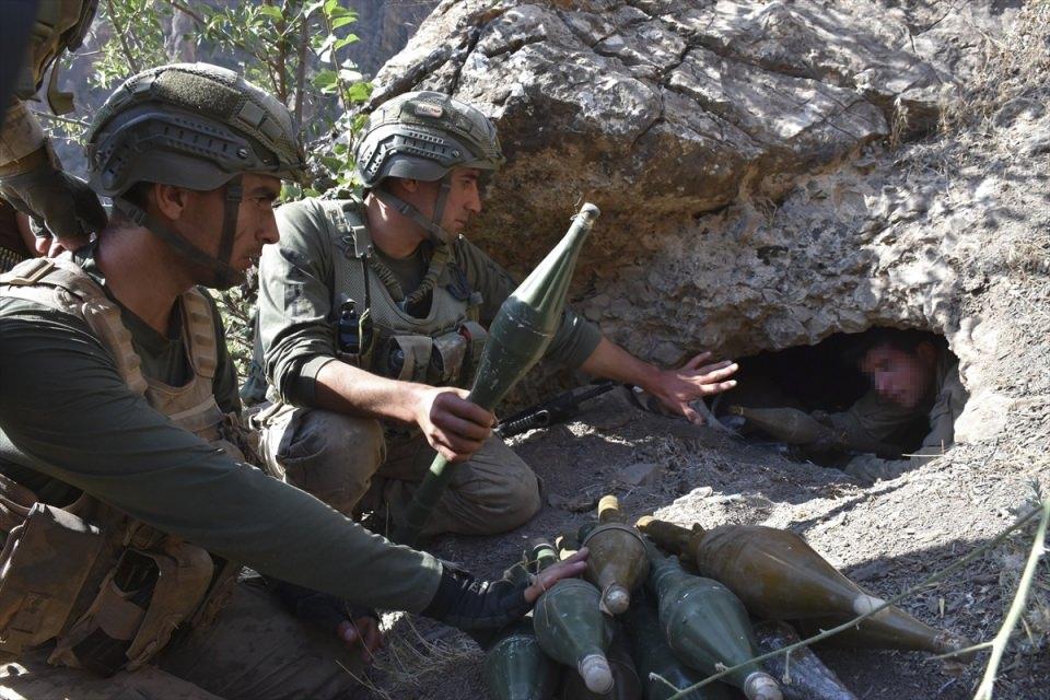 <p>Operasyon kapsamında Hakkari'nin Kavaklı bölgesinde tespit edilen sığınaklarda çok sayıda silah ve mühimmat ele geçirildi.</p>
