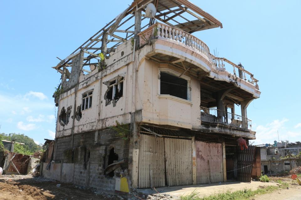 <p>Ancak güvenlik güçleri ile DAEŞ bağlantılı militanlar arasında Marawi kentinde 2 yıl önce çıkan çatışmalar nedeniyle evlerini terk etmek zorunda kalarak çadır kamplara yerleştirilen Morolu Müslümanlar, zor şartlar altında yaşama tutunmaya çalışıyor.</p>

<p> </p>

