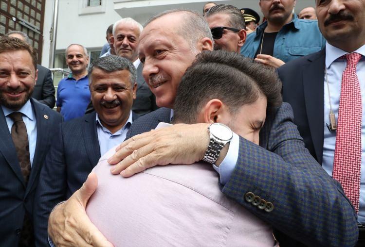 <p>Türkiye Cumhurbaşkanı Recep Tayyip Erdoğan önce Rize, ardından Trabzon'da vatandaşlarla buluştu.</p>
