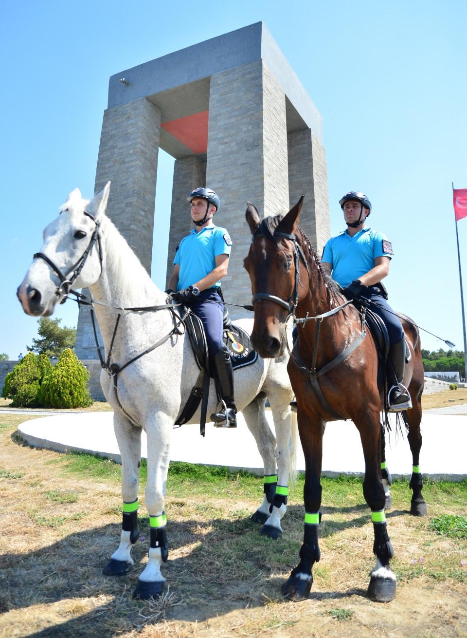 <p>Atlı Jandarma Tim Komutanı Jandarma Astsubay Kıdemli Çavuş Murat Tiryaki, AA muhabirine, İl Jandarma Komutanlığına bağlı Atlı Jandarma Tim Komutanlığı bünyesindeki 4 asayiş atı ile ikişer binici ve seyisin, dünya harp tarihinde önemli yer tutan çok önemli bir bölgede görev yaptığını söyledi.</p>
<p> </p>