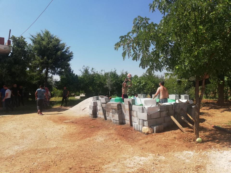 <p>Çocuklardan Mahmut Cebeci de babasına teşekkür ederek havuza girdiklerinde serinlediklerini söyledi. </p>