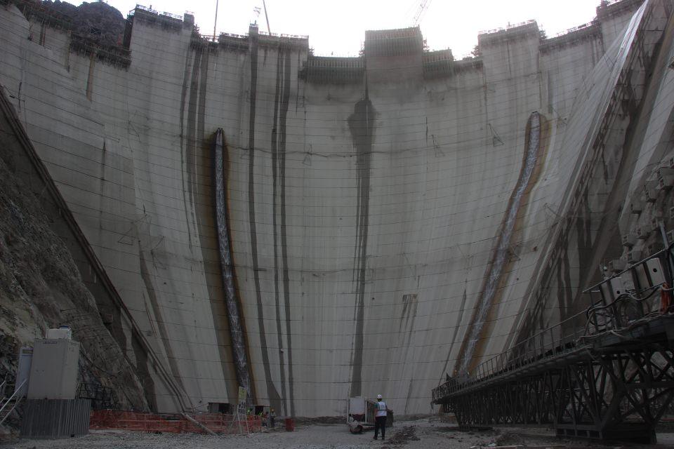 <p>Baraj gövdesinde kullanılacak 4 milyon metreküp beton, Artvin'den Edirne'ye 13 metre platform genişliğinde beton yol yapılmasını sağlayacak kapasiteye sahip bulunuyor. </p>
<p> </p>