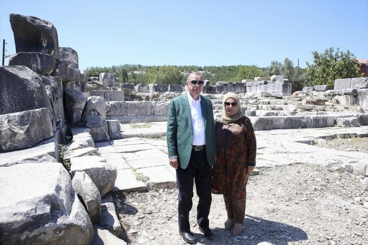 <p>Türkiye Cumhurbaşkanı Recep Tayyip Erdoğan ve eşi Emine Erdoğan, Muğla'nın Yatağan ilçesindeki Stratonikeia Antik Kenti ve çevresindeki tarihi yerleri ziyaret etti.</p>

<p> </p>
