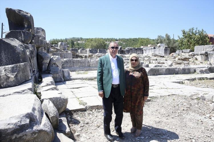 <p>Türkiye Cumhurbaşkanı Recep Tayyip Erdoğan ve eşi Emine Erdoğan, Muğla'nın Yatağan ilçesindeki Stratonikeia Antik Kenti ve çevresindeki tarihi yerleri ziyaret etti.</p>
<p> </p>