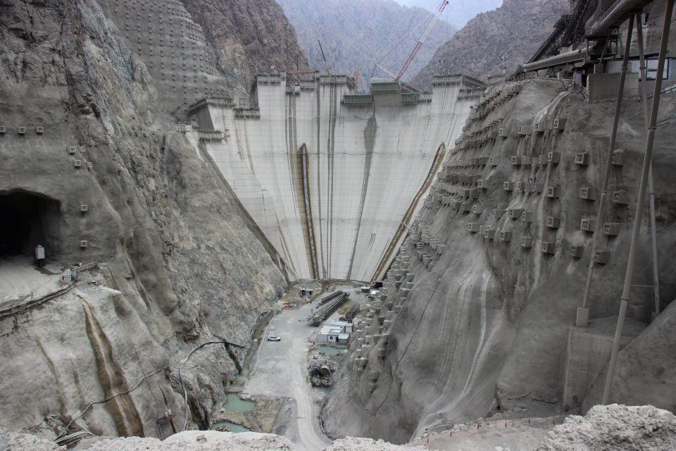 <p><strong>Gövde yüksekliği baş döndürüyor </strong></p>
<p>Yusufeli Barajı, 275 metre yüksekliğiyle Eyfel Kulesi'nden 25 metre kısa, baraj gövdesi 100 katlı bir gökdelen yüksekliğinde olacak.</p>