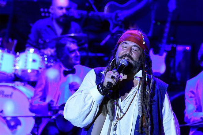 <p>Ünlü komedyen Ata Demirer, Harbiye konser serisinde dün akşam sahneye çıktı. Demirer, sahneye Jack Sparrow olarak çıktı. </p>

