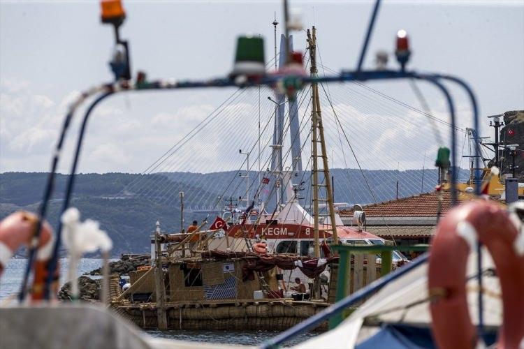 <p>"Barış ve Uluslararası Anlayış İçin Yelken Açmak" sloganıyla yol alan gemi, gerekli bakım ve izinlerin alınmasın ardından Kıyı Emniyeti Genel Müdürlüğü'nün rehberliğinde Kalamış Limanı'na götürülecek.</p>
<p> </p>
