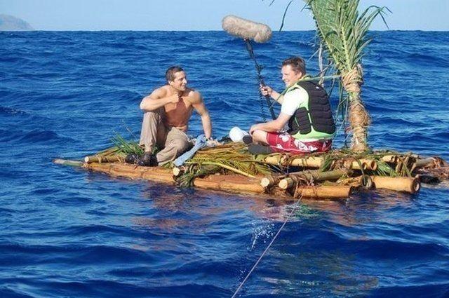 <p> İnanılmaz Kurtuluş adlı macera programı ile adından sıkça söz ettiren Bear Grylls belgesellerinde zorlu koşullarda canlı canlı hayvan yiyen bir hayat sergiliyor. </p>
