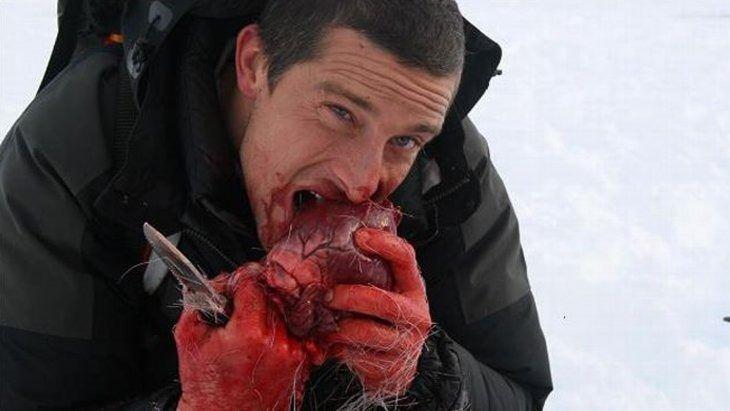 <p>Dünyaca ünlü belgesel sunucusu Bear Grylls'in kamera arkası görüntüleri sosyal medyaya damgasını vurdu.</p>