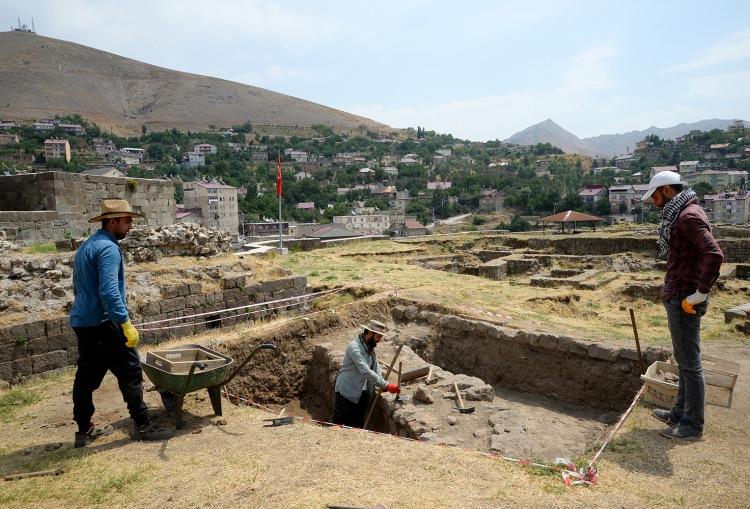 <p>Birçok medeniyete ev sahipliği yapan Bitlis'te, kent merkezindeki kaya bloklarının üzerine kurulan ve günümüzde de tüm ihtişamıyla ayakta duran Bitlis Kalesi'nde başlatılan kazı çalışmaları devam ediyor. </p>

<p> </p>
