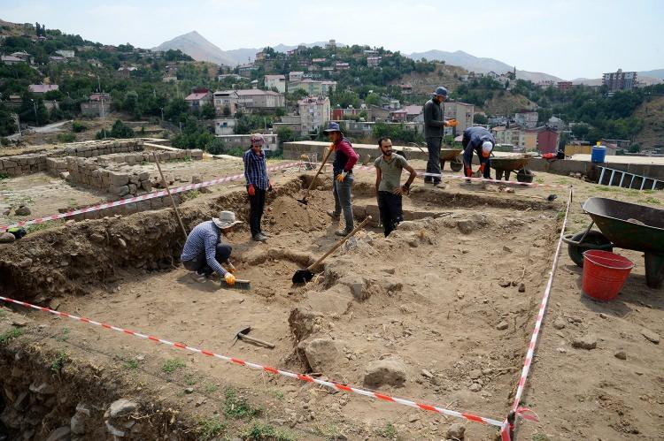 <p><strong>Gümüş sikkeler Mısır'dan getirilmiş</strong></p>
<p>Dr. Öğretim Üyesi Korkmaz Şen, AA muhabirine yaptığı açıklamada, Bitlis Kalesi'nde bir ay önce akademisyen ve işçilerden oluşan 18 kişilik ekiple bu yılki kazı çalışmalarına başladıklarını söyledi.</p>