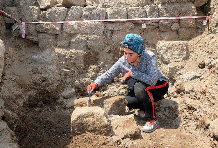 <p>Gümüş sikkelerin geneli Mısır basımı. Bu sikkelerin ticaret yoluyla buraya geldiğini tahmin ediyoruz."</p>