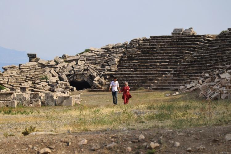 <p> Araştırma Görevlisi Düzgün Tarkan ise "Kentin görkemli yapılarını ortaya çıkardıkça ve yapıların korunmasına katkı sundukça yorgunluklarımızı unutuyoruz ve daha güçlü bir şekilde çalışmaya devam ediyoruz." dedi.</p>
<p> </p>