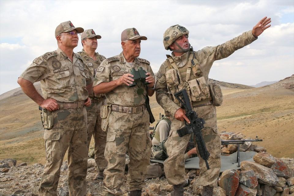 <p>Orgeneral Çetin'e Van Jandarma Asayiş Kolordu Komutanı Korgeneral Hacı İlbaş ile Van İl Jandarma Komutanı Tuğgeneral Yavuz Özfidan da eşlik etti. </p>
<p> </p>