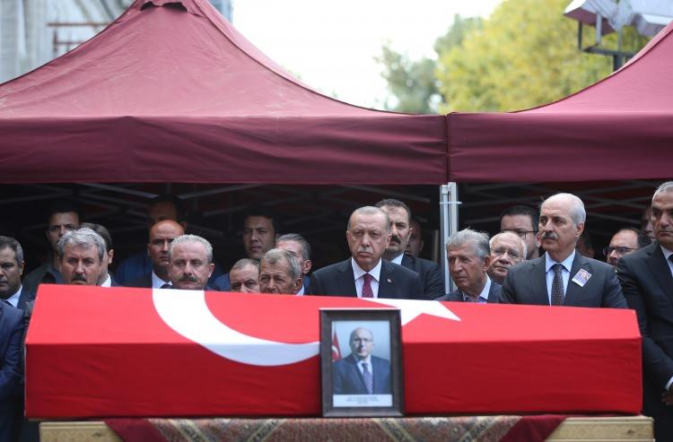 <p>ERDOĞAN HALUK DURSUN'UN CENAZESİNE KATILDI</p>

<p>Van'ın Erciş ilçesindeki trafik kazasında hayatını kaybeden Kültür ve Turizm Bakan Yardımcısı Prof. Dr. Ahmet Haluk Dursun, son yolculuğuna uğurlandı.</p>

<p> </p>
