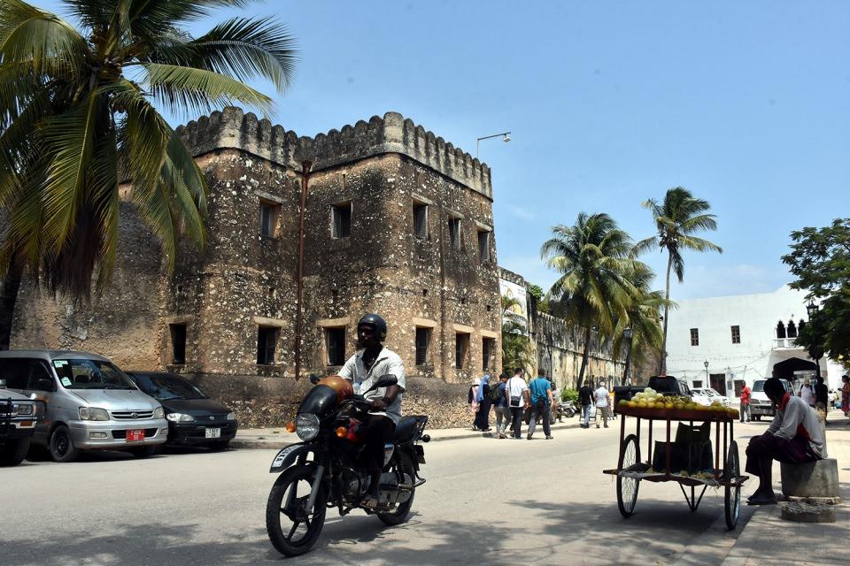 <p>Kırsal kesimde yoksulluğun göze çarptığı Zanzibar'da şehir yaşantısı ise tarihi, daracık sokaklarda baharat kokuları arasında kendine has yaşam kültürüyle ilgi uyandırıyor.</p>

<p> </p>
