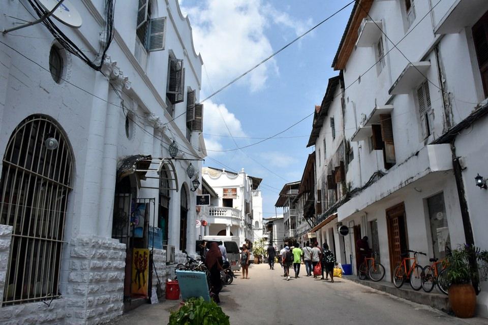 <p>Rengarenk ahşap kayıkların okyanus kıyısında sıralandığı tropik adada, beyaz kumsallarda sayıları artan otellerle turizmin yıldızı parlıyor.</p>

<p> </p>
