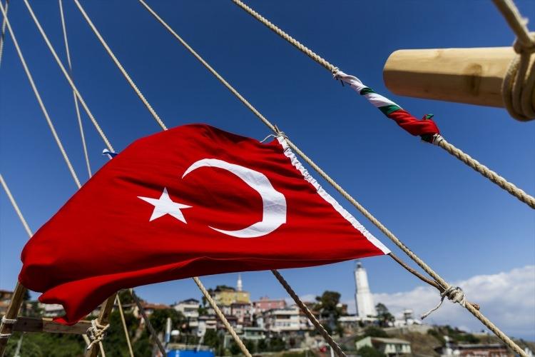 <p>Ana güvertede inşa edilen kulübede mürettebatın kaldığı geminin yapımında 12 ton totora kamışı kullanıldı. Yapımda kullanılan kamışlar ise Bolivya'daki Titicaca Gölü yakınlarında hasat edilerek, rulolar halinde taşındı.</p>

<p> </p>
