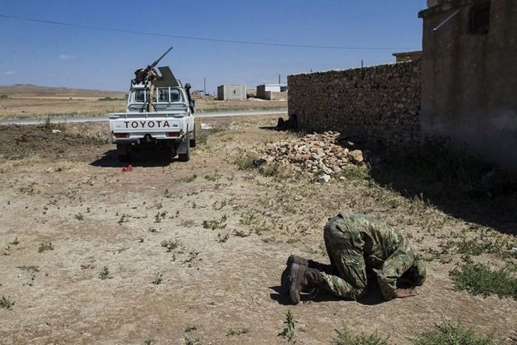 <p>Fırat Kalkanı Harekatı kapsamında ÖSO'ya bağlı birlikler Çobanbey beldesinin güneydoğusundaki Tuveyran köyünü de DAEŞ'ten aldı. (04.09.2016)</p>
